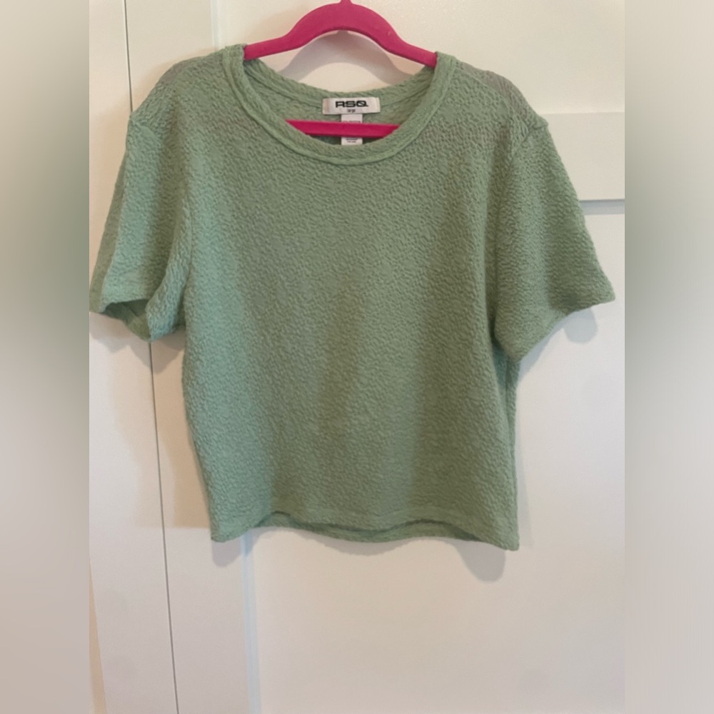 RSQ cropped textured green tee! Get it before it’s gone!!!